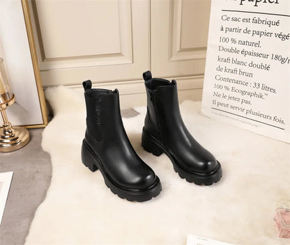 Schwarze Chelsea-Stiefelette mit robustem Blockabsatz und seitlichem Elastikeinsatz