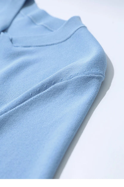 Detailansicht Schulterbereich: hellblaues Stricktop mit Rundhalsausschnitt