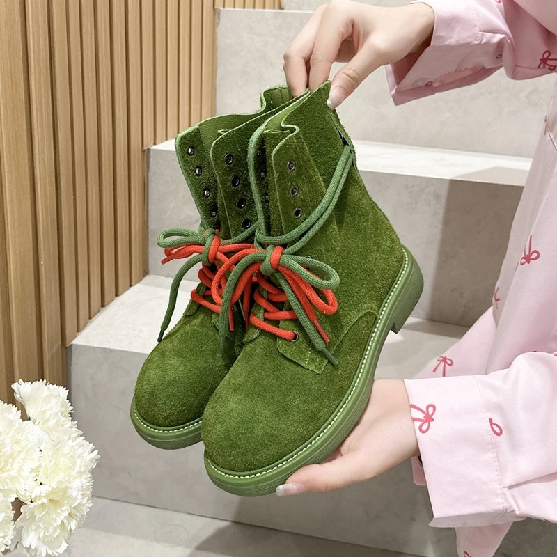 Grüne Knöchel-Schnürstiefeletten mit roten Schnürsenkeln, gepolstertem Schaft