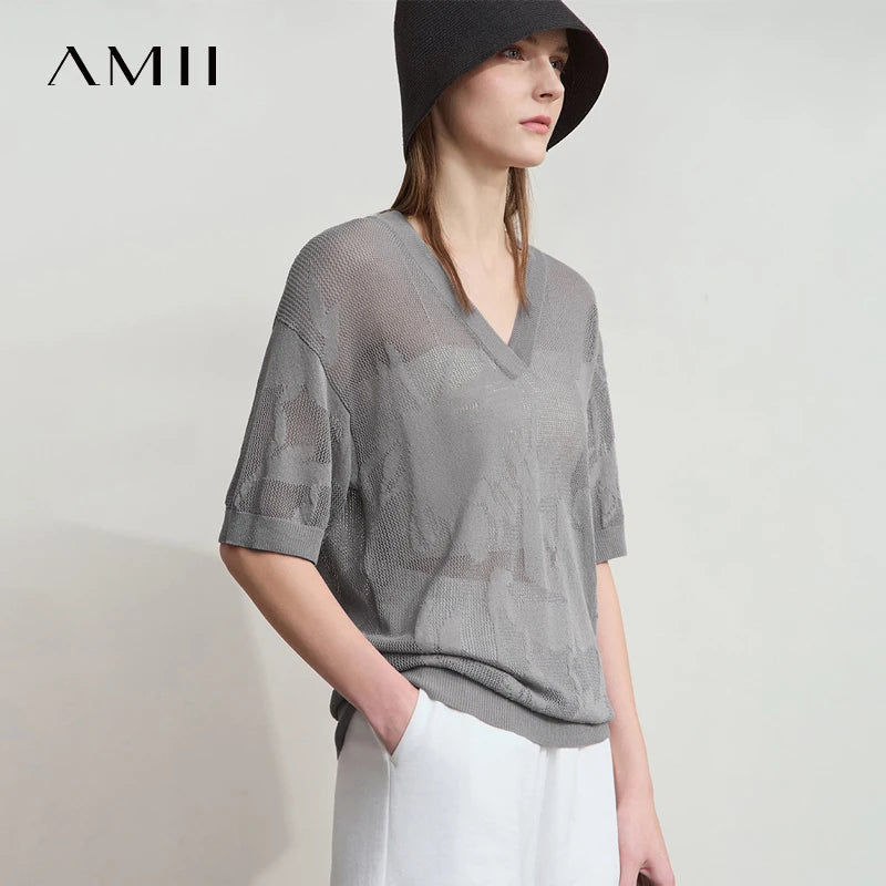 Grauer Strickpullover mit V-Ausschnitt und Halbarm, Ajourmuster und Maschenstruktur.