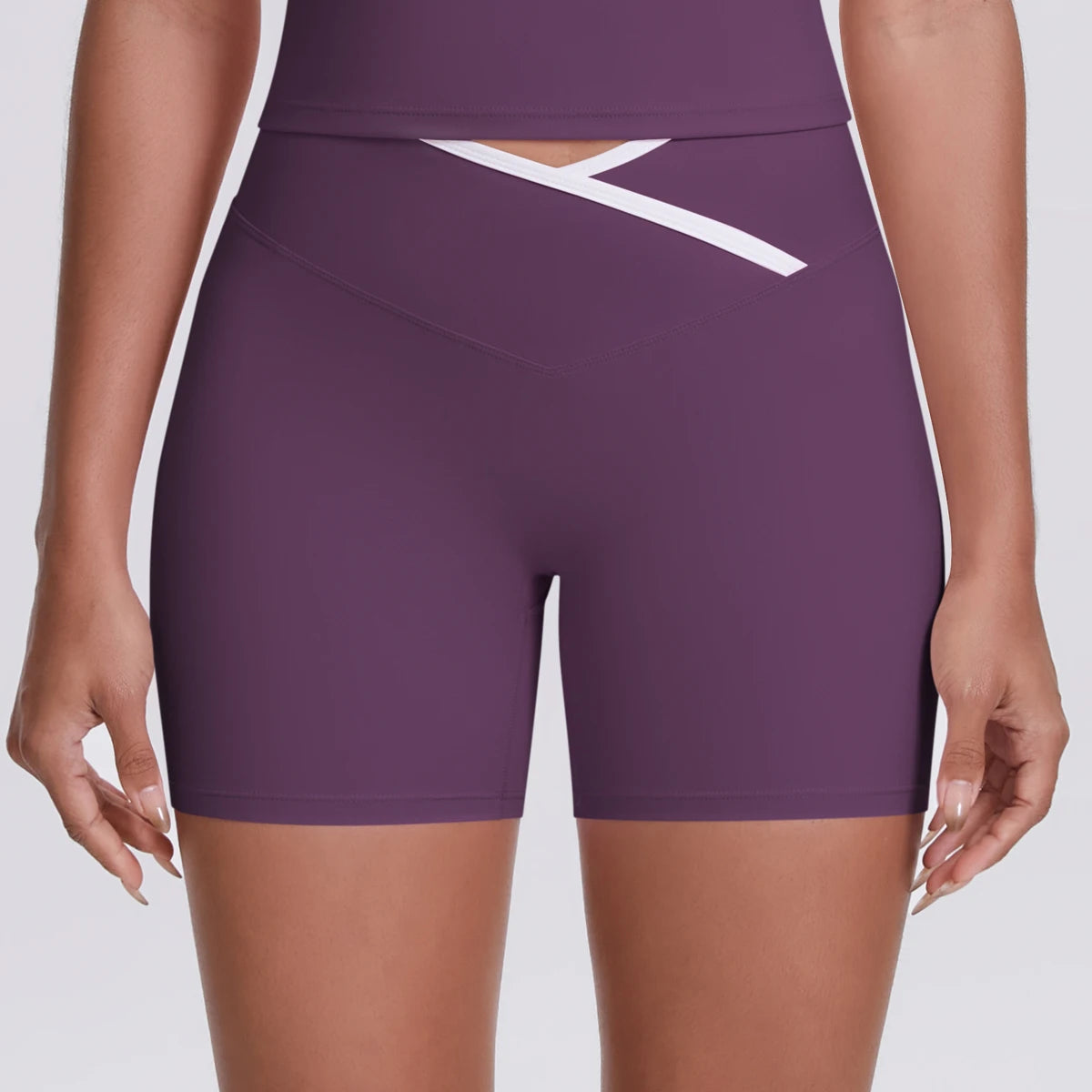 Damen Yoga-Shorts mit hohem Bund, lila, eng anliegend, mit weißem Diagonaldetail