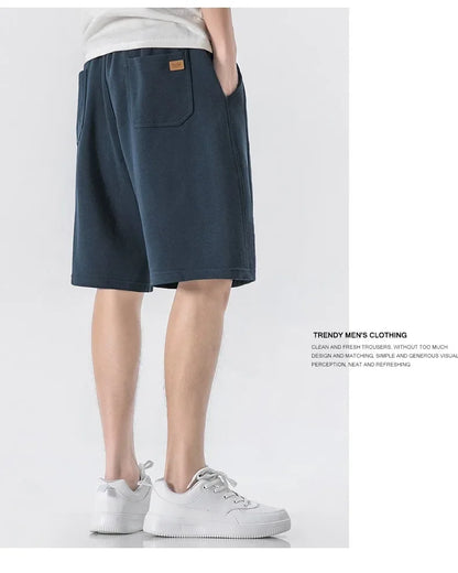 Leichte Herren-Strickjacke mit Waffelstruktur, Taschen und Reverskragen – ideal für Frühling und Herbst.