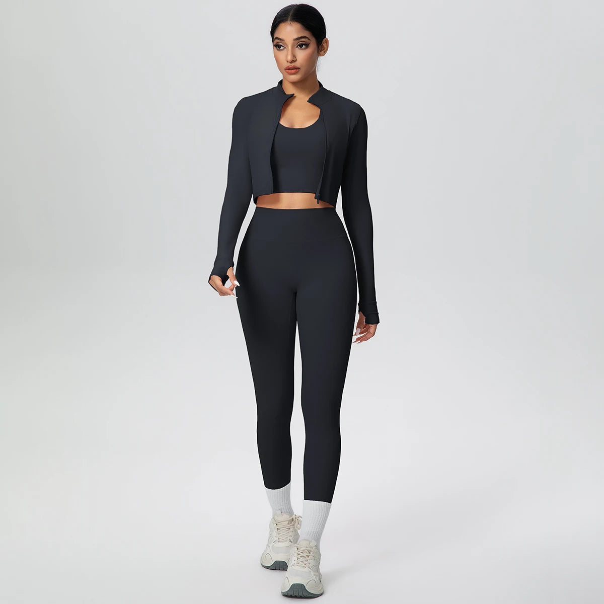 Damen-Yoga-Set in Schwarz: Crop-Top, hochtaillierte Leggings und Langarmjacke, Frontansicht