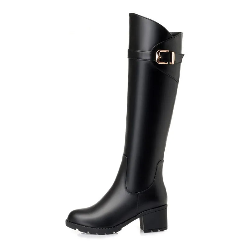 Schwarzer hoher Damenstiefel mit Schnallenriemen und Blockabsatz, runde Zehenpartie