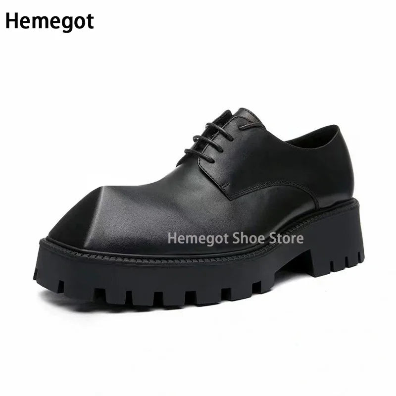 Schwarze Derby-Schuhe mit eckiger Kappe und Schnürung, dicke Profilsohle