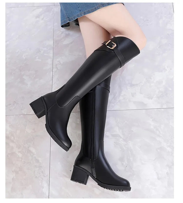Schwarze hohe Stiefel mit breitem Blockabsatz, Schnalle, seitlicher Linienführung
