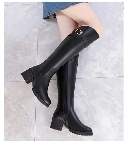 Schwarze hohe Stiefel mit breitem Blockabsatz, Schnalle, seitlicher Linienführung
