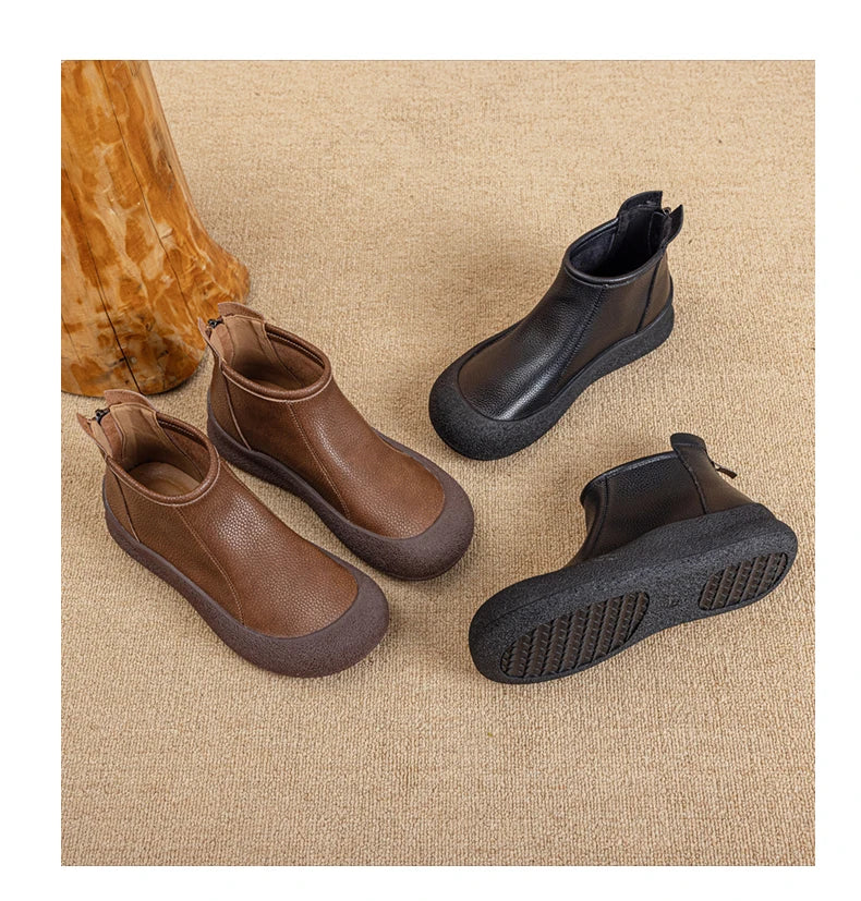 Set aus braunen und schwarzen Knöchelstiefeletten aus Leder mit flacher Sohle