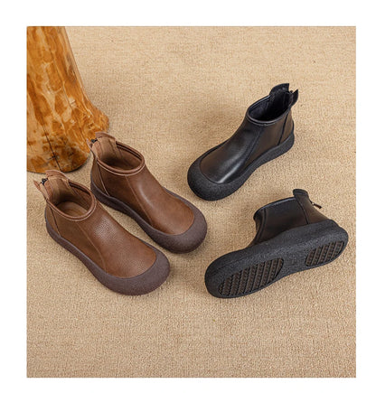 Set aus braunen und schwarzen Knöchelstiefeletten aus Leder mit flacher Sohle