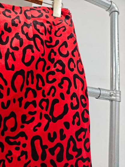 Elegantes ärmelloses Damen-Kleid mit Halterneck und Patchwork-Falten-Design – figurbetont und stilvoll.