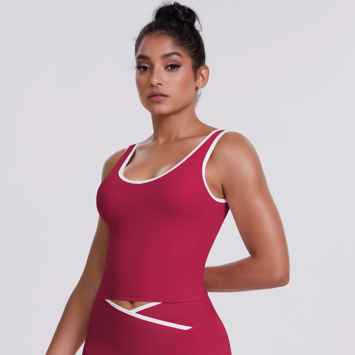 Crop-Top in Rot, U-Ausschnitt mit weißen Kanten, Racerback-Design