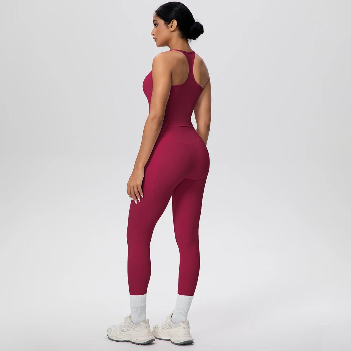Damen Yoga-Set aus ärmellosem Top und Leggings, bordeauxrot, Rückansicht mit hellem Kniesaum