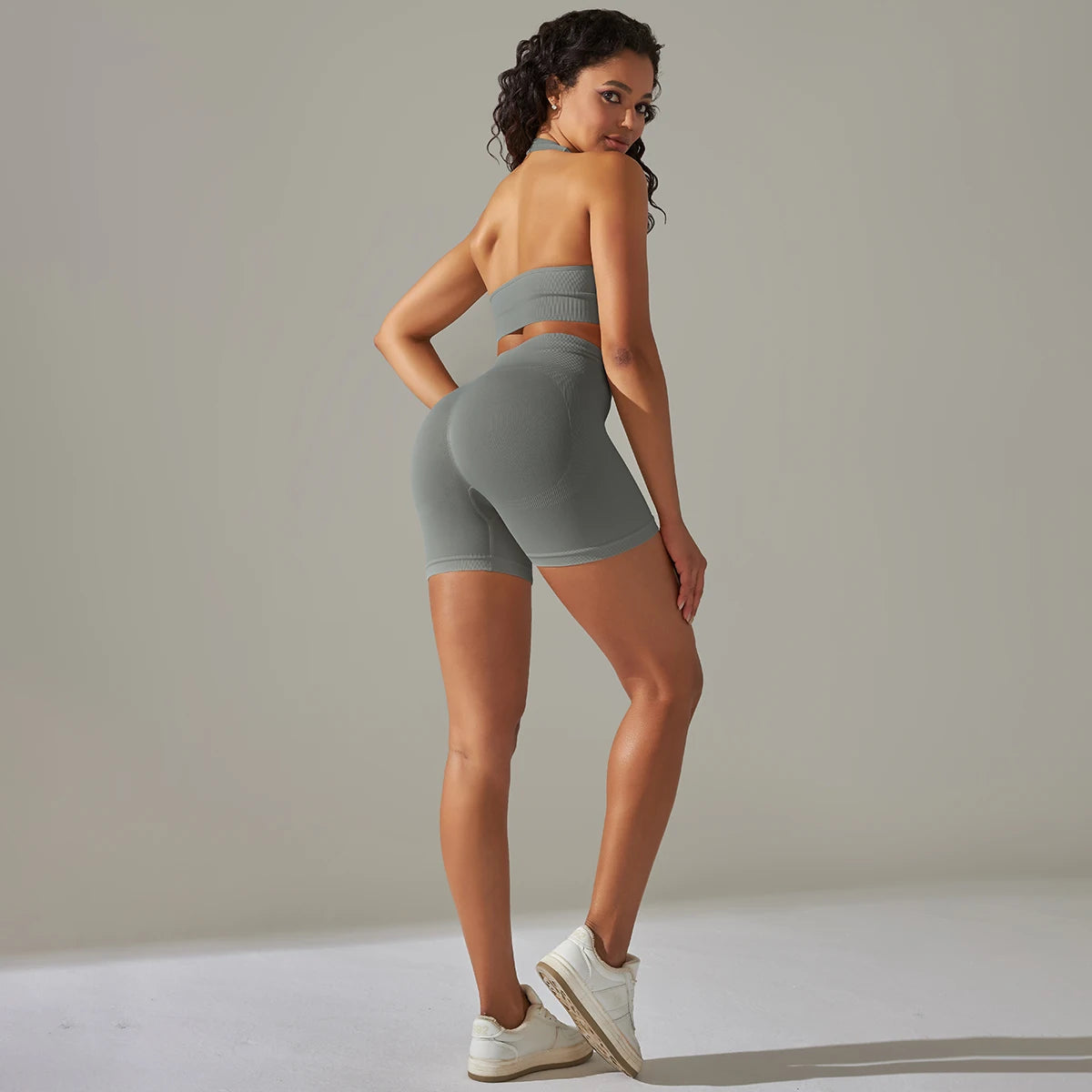 Nahtloses Yoga-Set: Bandeau-Top und Shorts, dunkelgrau mit blauem Bund, Rückenansicht