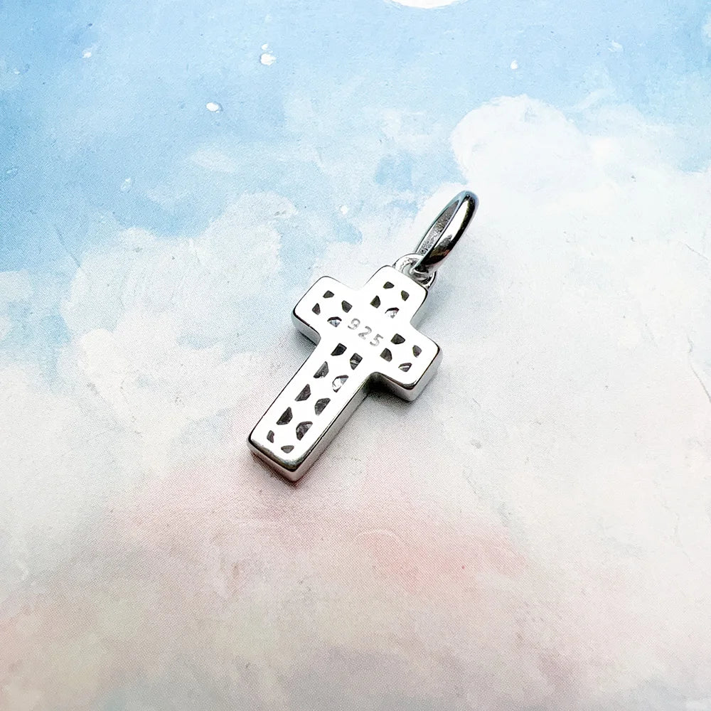 Kreuzanhänger aus 925 Sterling Silber mit klaren Steinchen, seitlicher Blick