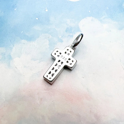 Kreuzanhänger aus 925 Sterling Silber mit klaren Steinchen, seitlicher Blick