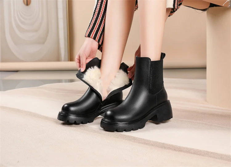 Chelsea-Boots mit schwarzem Obermaterial und offenem Wollfutter am Einstieg