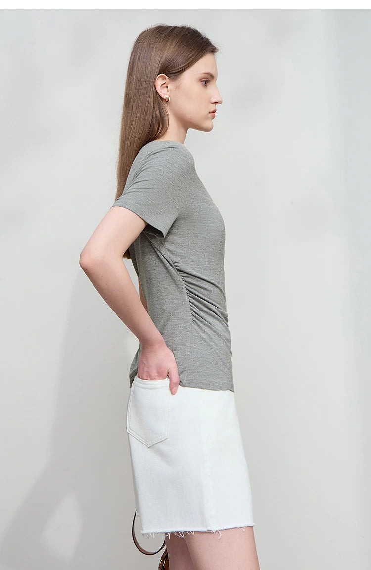 Damen Sommer-T-Shirt im minimalistischen Stil mit schmalem O-Ausschnitt und kurzen Ärmeln