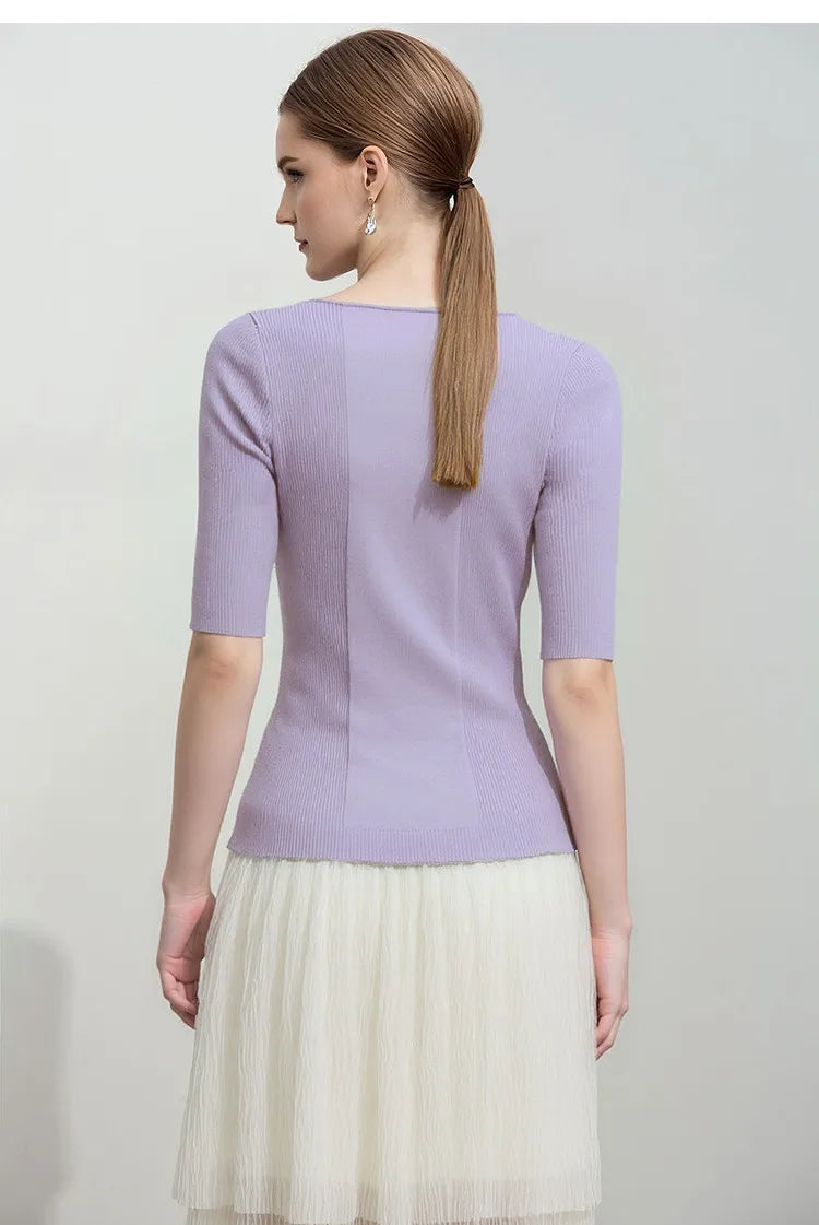 Lila Damen-Strickpullover Rückansicht mit geripptem Halbarm und eckigem Ausschnitt