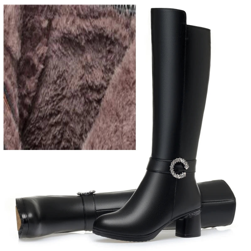 Schwarze lange Lederstiefel mit robustem Absatz und Zierschnalle am Schaft, rundem Zeh