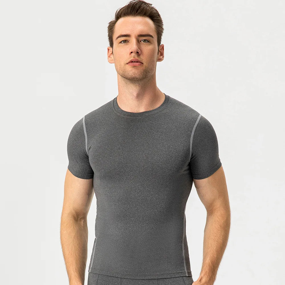 Eng anliegendes Herren-Fitness-Trainingsset mit kurzen Ärmeln – elastisch und schnelltrocknend, ideal für Sport und Laufen.