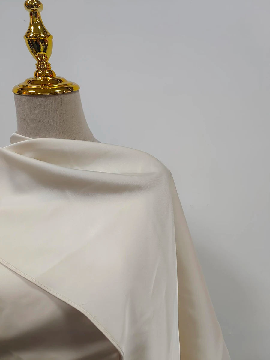 Elegantes Damen-Midikleid mit schulterfreiem Design, langen Ärmeln und Perlen-Patchwork – figurbetont und luxuriös.
