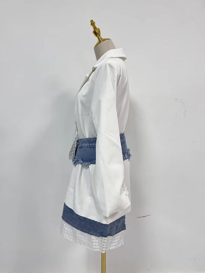 Ärmelloses Damen-Kleid mit Karree-Ausschnitt und Patchwork-Rüschen im minimalistischen Design – stilvoll und elegant.