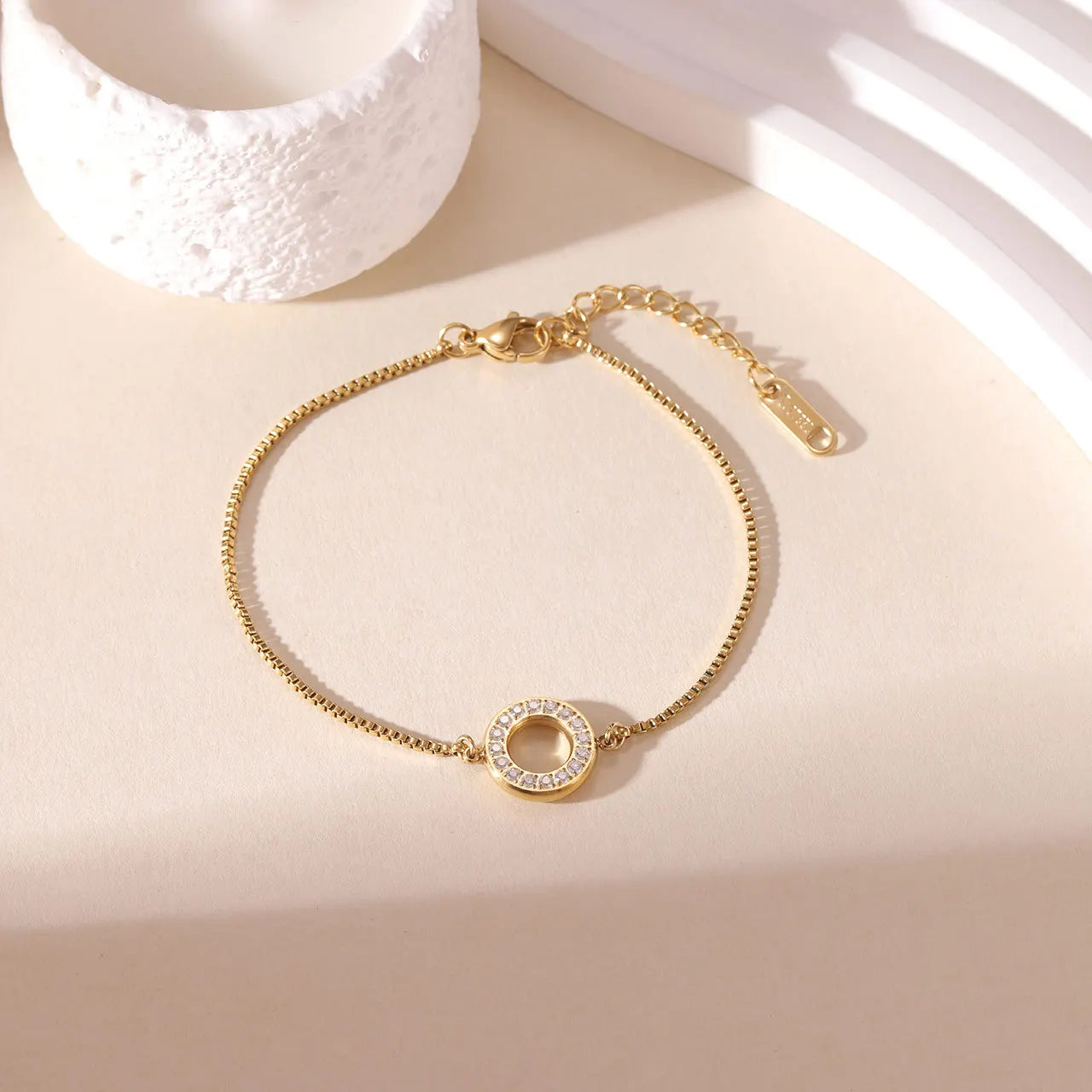 Damen-Armreif mit geometrischem Zirkonia-Design