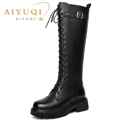 Schwarzer Stiefel mit hohem Schaft, Schnürung, Metallschnalle und kräftiger Profilsohle