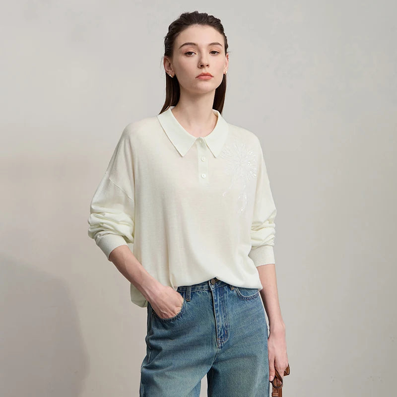 Cremefarbener AMII Polo-Pullover mit Knopfleiste und Glitzerblüten am Brustbereich