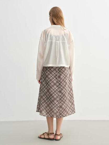 Minimalistisches weißes Sommerhemd im eleganten Stil – Kurzarm-Top für den stilvollen Auftritt