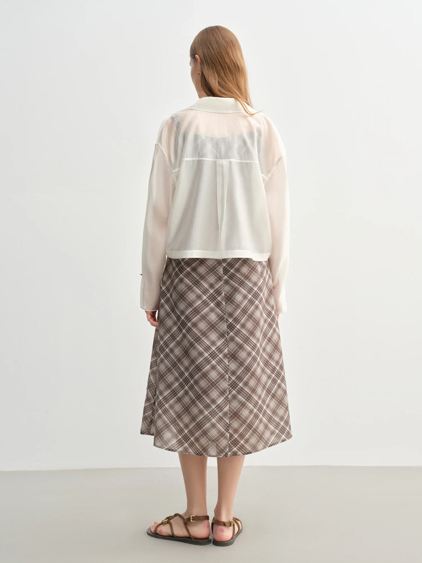 Minimalistisches weißes Sommerhemd im eleganten Stil – kurzärmeliges Oberteil für den stilvollen Auftritt im Büro