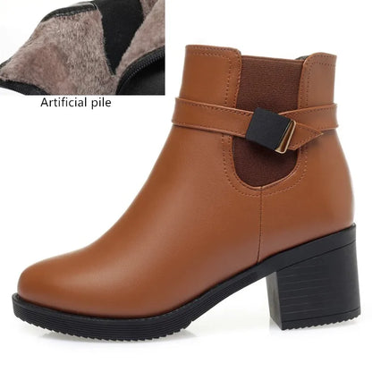Braune Stiefeletten mit Blockabsatz, Ziergurt und warmem Futter am Schaft