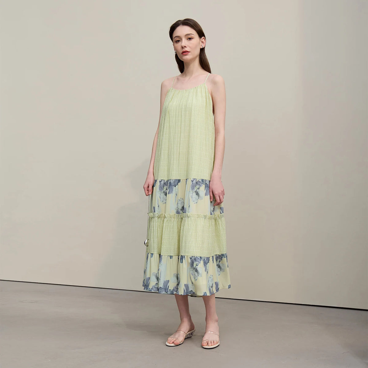 Damen-Chiffonkleid A-Linie, hellgrün mit abgesetzten Volants und blauem Blumenprint