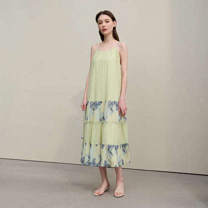 Damen-Chiffonkleid A-Linie, hellgrün mit abgesetzten Volants und blauem Blumenprint