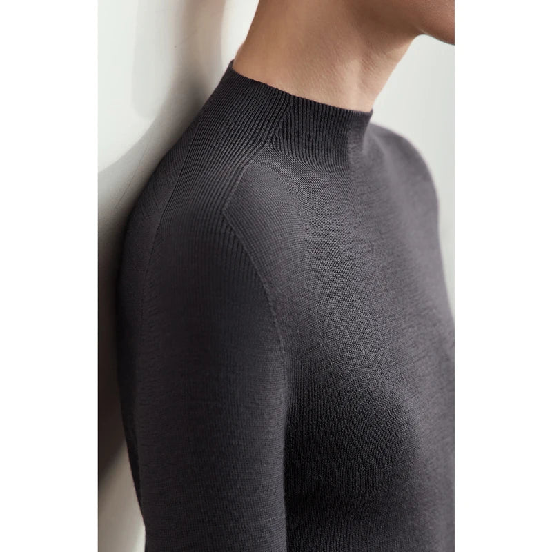Damen-Strickpullover mit Halbrollkragen, Langarm, einfarbig dunkelgrau, Rippenoptik.