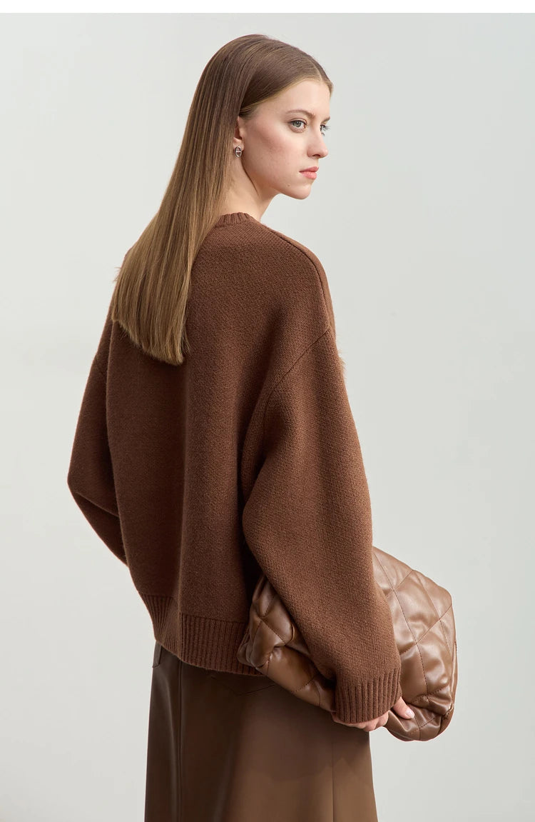 Damenpullover in Braun, Rückansicht mit flauschigem Fell-Design und lockerem Schnitt