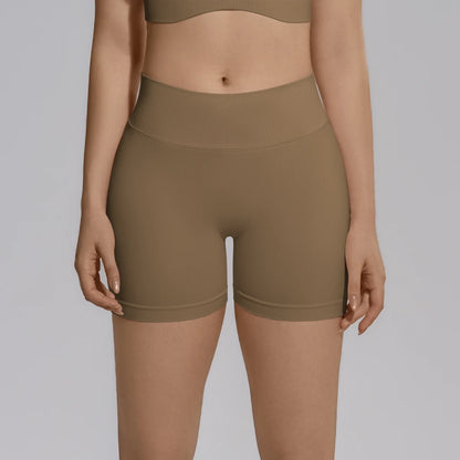 Nahtlose Yogashorts für Damen in Olivbraun, Vorderansicht, glatter taillierter Sitz