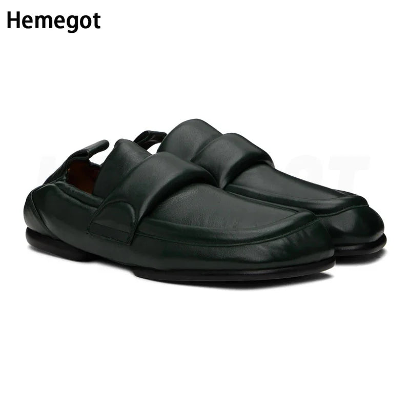 Herren-Loafer aus dunklem Leder, Vorderansicht mit Slip-On-Design und Riemendetail
