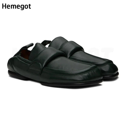 Herren-Loafer aus dunklem Leder, Vorderansicht mit Slip-On-Design und Riemendetail