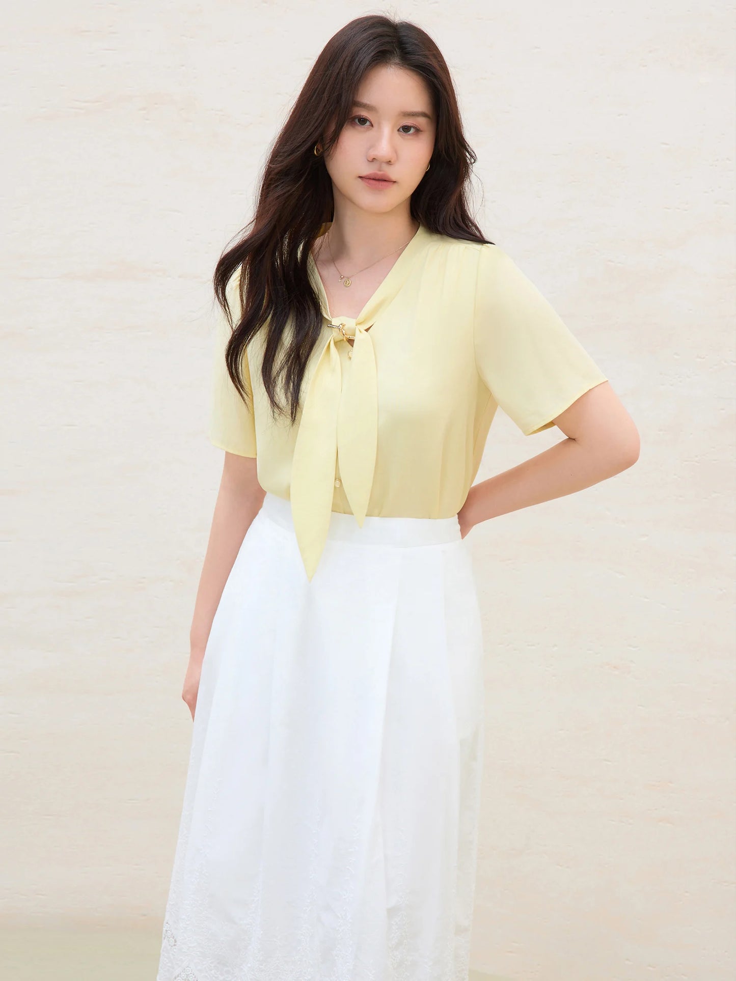 Damen-Sommer-Set mit weißer, bestickter Dreiviertelarm-Bluse und elastischem Taillen-Rock.