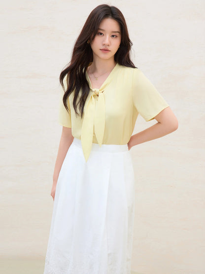 Damen-Sommer-Set mit weißer, bestickter Dreiviertelarm-Bluse und elastischem Taillen-Rock.