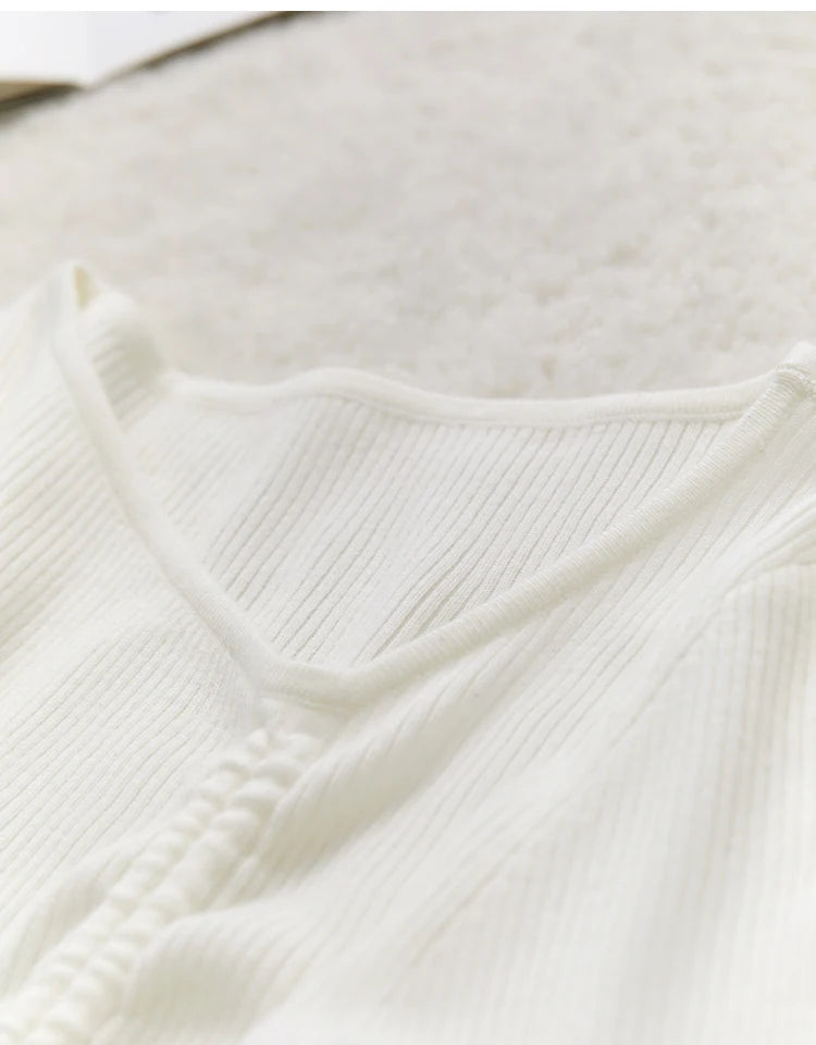 Cremefarbener V-Ausschnitt am Strickoberteil mit Schnürdetail