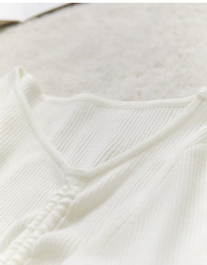 Cremefarbener V-Ausschnitt am Strickoberteil mit Schnürdetail