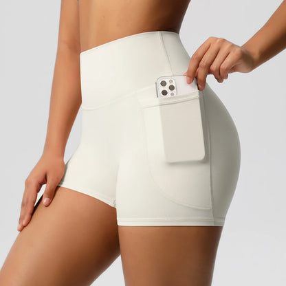 Hamidou Yogashorts für Frauen in Hellbeige mit Reißverschluss-Tasche für Smartphone.