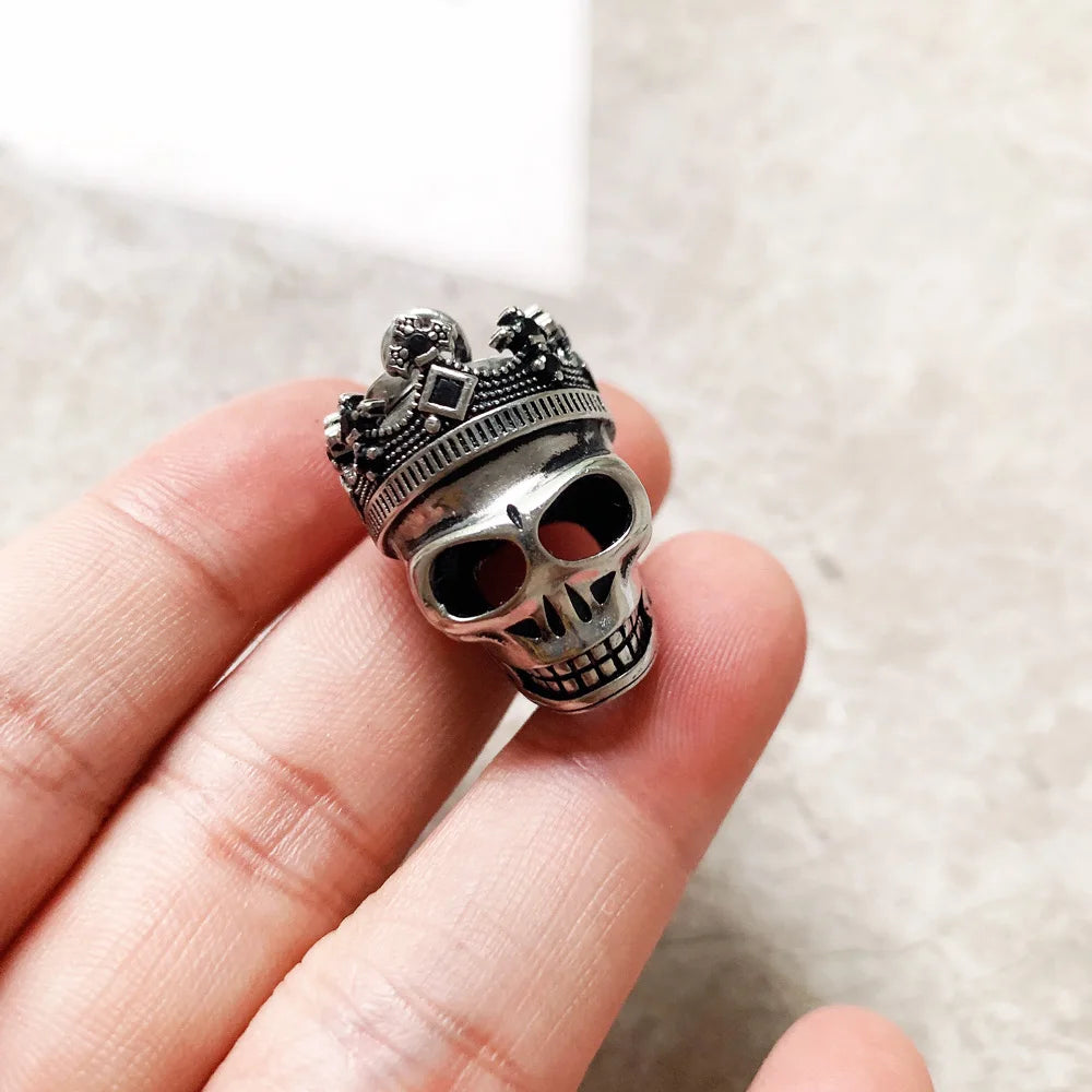Totenkopf-Anhänger mit Krone, schwarze Augen-Einlagen, silberfarben gehalten
