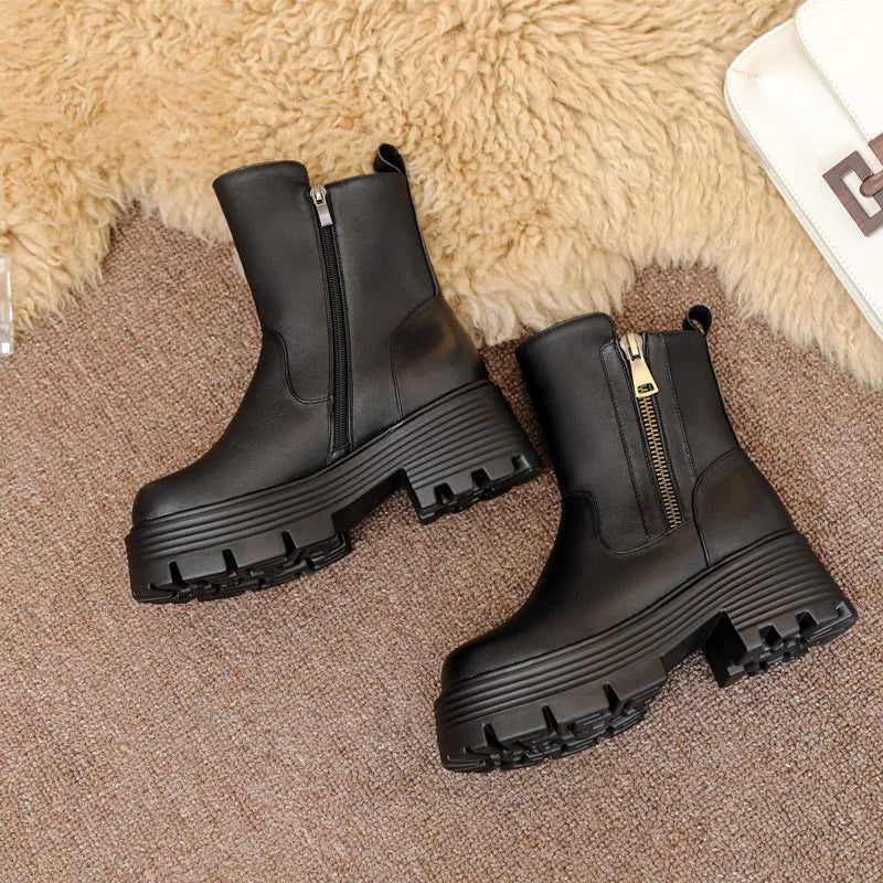 Schwarze Damenstiefelette im Paar, Seitenansicht mit Reißverschluss und dicker Sohle