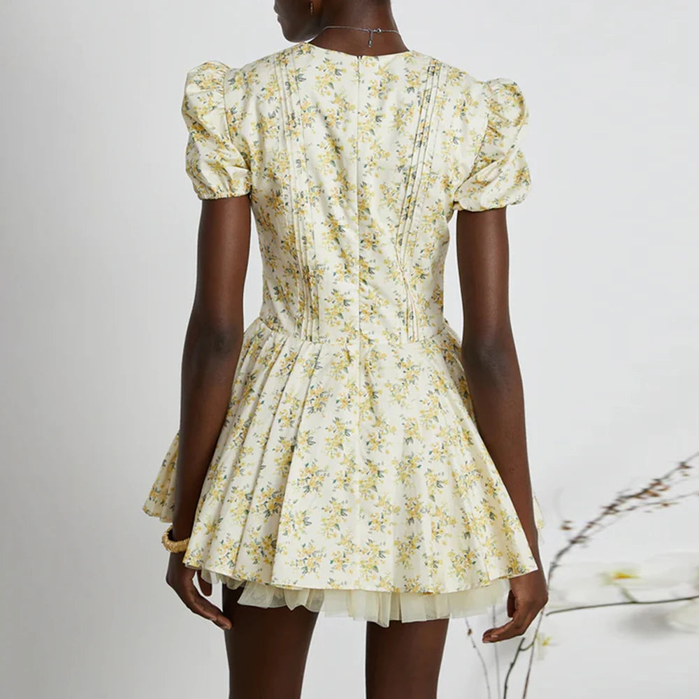 Langes Damen-Patchwork-Kleid mit Rüschen und Falten, Rundhalsausschnitt und langen Ärmeln – ideal für besondere Anlässe.