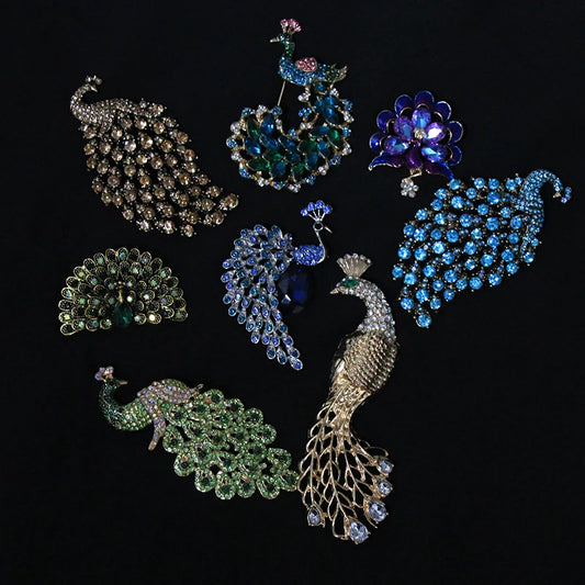 Sammlung Pfau-Broschen mit funkelnden Kristallen und Emaille in Blau, Grün, Gold