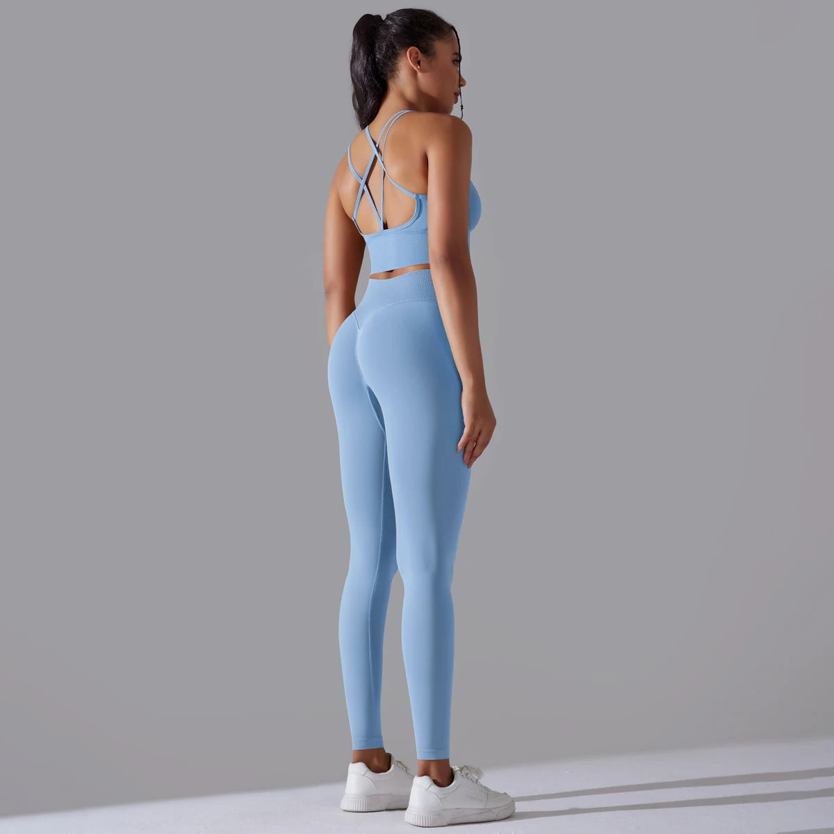 Hamidou nahtloses Yoga-Set, hellblaues Rückenträger-Top und enganliegende Leggings