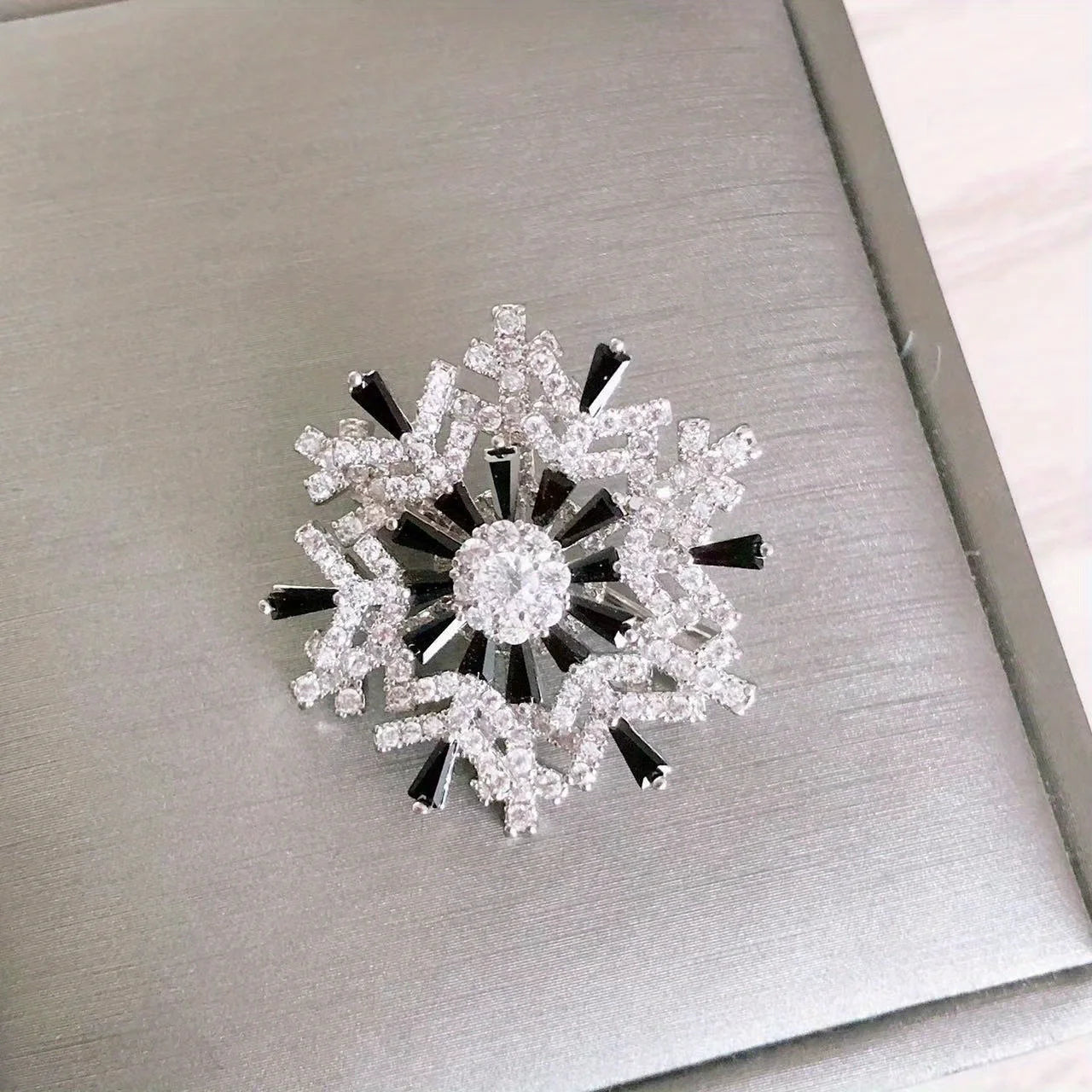 Brosche Schneeflocke Weihnachten Kristall Strass Schalschnalle Unisex
